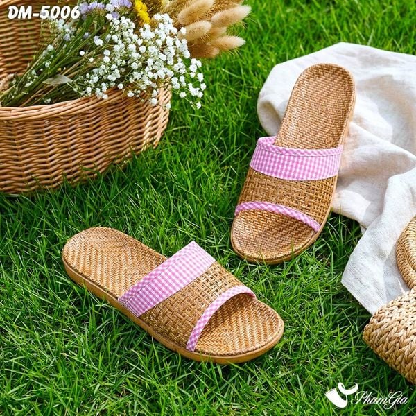 Dép Mây Quai Ngang Cao Cấp Họa Tiết Caro Màu Hồng Baby (DM5006)