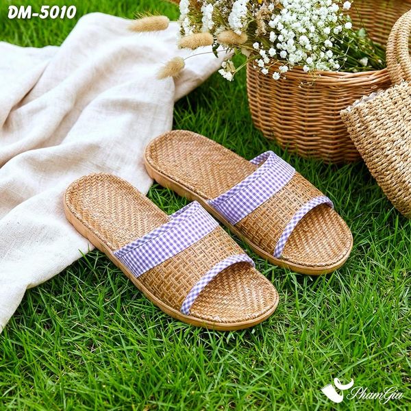 Dép Mây Quai Ngang Cao Cấp Họa Tiết Caro Màu Hồng Lilac (DM5010)