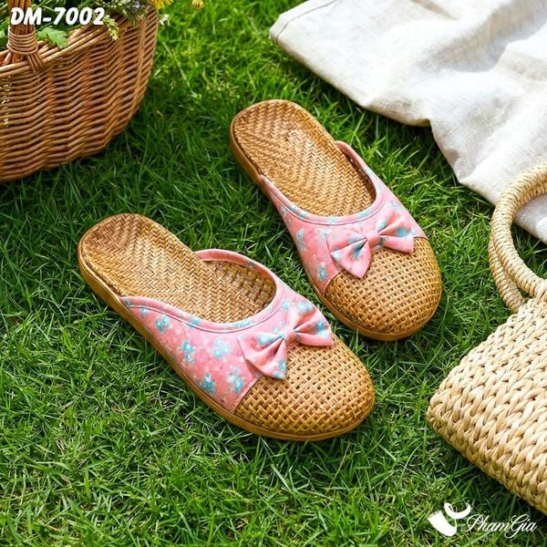 Dép Mây Bít Mũi Cao Cấp Họa Tiết Hoa Nhí Màu Hồng San Hô (DM7002)