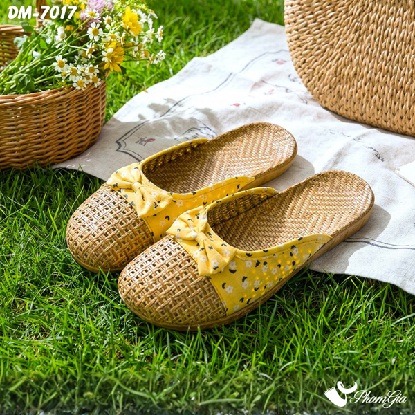 Dép Mây Bít Mũi Cao Cấp Họa Tiết Hoa Nhí Màu Vàng Nghệ (DM7017)
