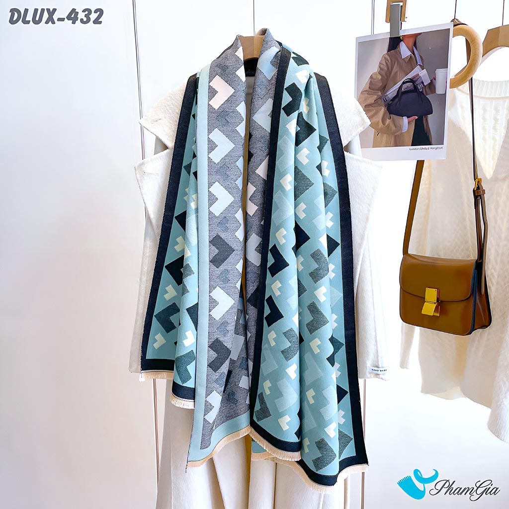 Góc Chính Diện Khăn Choàng Dạ Cashmere Cao Cấp Họa Tiết Mũi Tên Hình Học Màu Xanh Baby Viền Đen Cá Tính