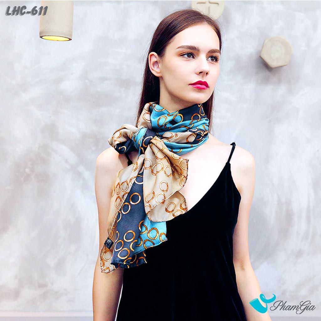 Người Mẫu Choàng Khăn Choàng Lụa Hàng Châu Màu Xanh Phối Cam Cháy Họa Tiết Trừu Tượng Độc Đáo