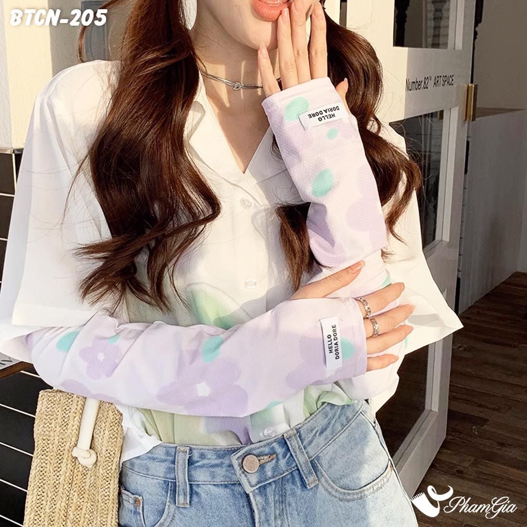 Người Mẫu Đeo Găng Tay Ống Chống Nắng Họa Tiết Hoa Cúc Màu Tím Pastel