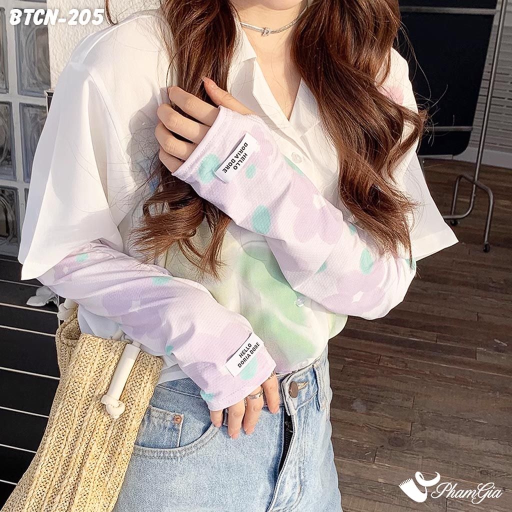 Model Đeo Găng Tay Ống Chống Nắng Họa Tiết Hoa Cúc Màu Tím Pastel