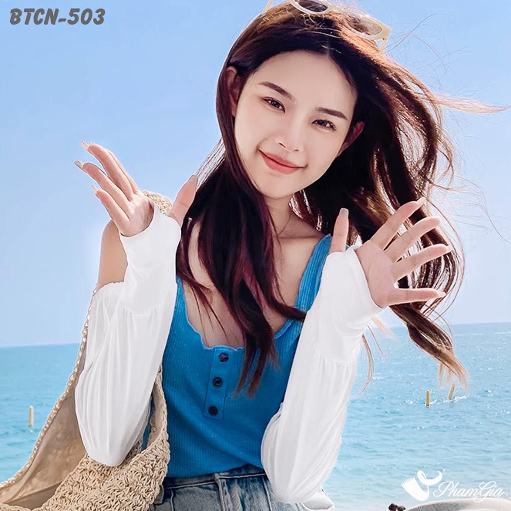 Người mẫu Đeo Găng Tay Ống Chống Nắng Oversize Hạ Nhiệt Cao Cấp Màu Trắng