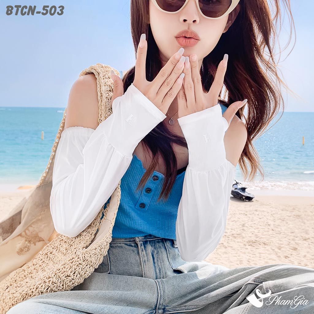 Model Đeo Găng Tay Ống Chống Nắng Oversize Hạ Nhiệt Cao Cấp Màu Trắng