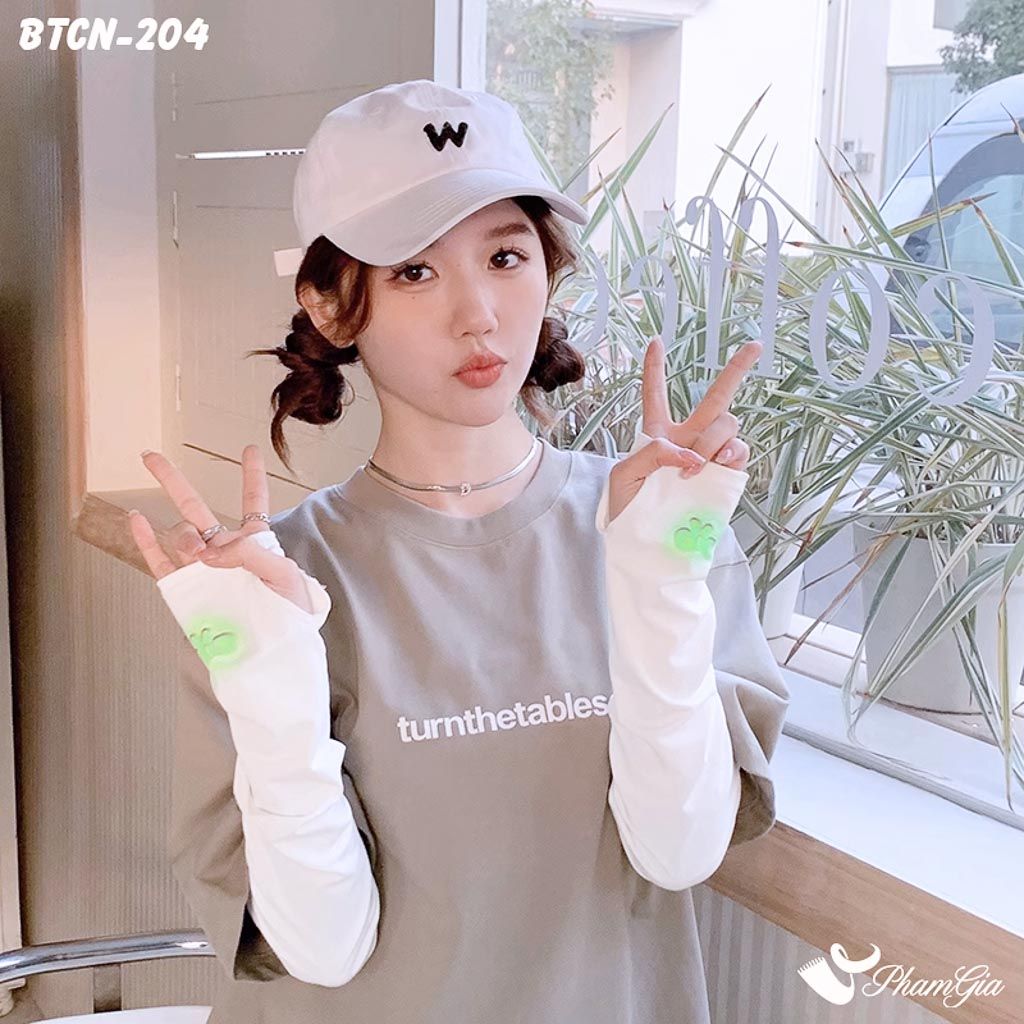 Người Mẫu Đeo Găng Tay Ống Chống Nắng Phong Cách Hiện Đại Màu Trắng - Xanh Lá