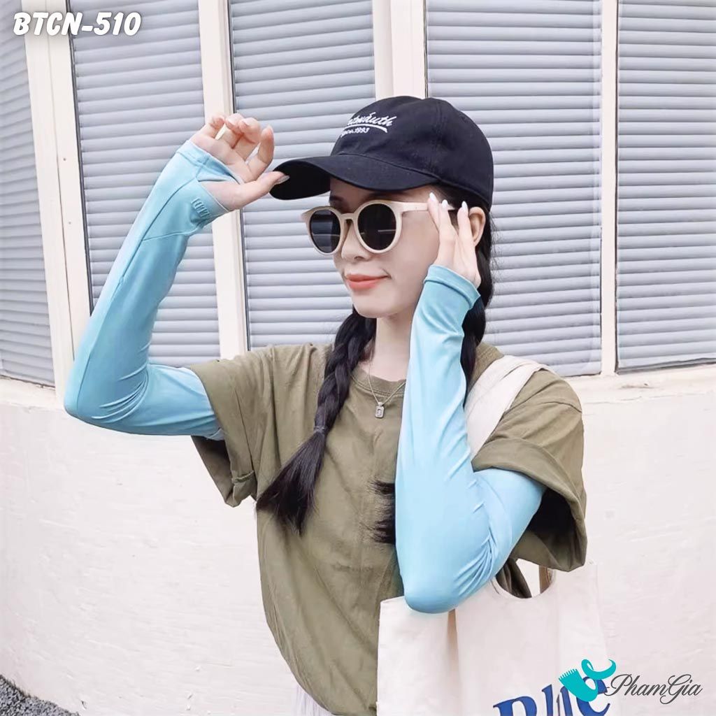 Người Mẫu Đeo Găng Tay Ống Chống Nắng Slim-Fit Hạ Nhiệt Cao Cấp Màu Xanh Baby