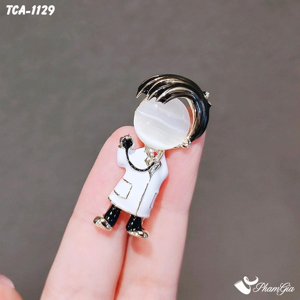 Người Mẫu Cầm Ghim Cài Áo Bác Sĩ Nam Thanh Lịch