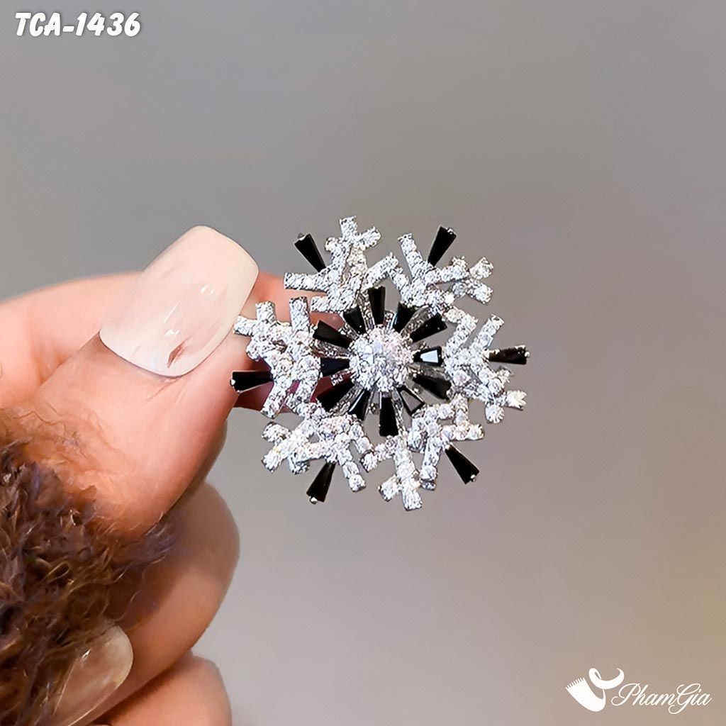 Người Mẫu Cầm Ghim Cài Áo Bông Tuyết Nhỏ Đính Đá Đen Xoay Tròn Sang Trọng