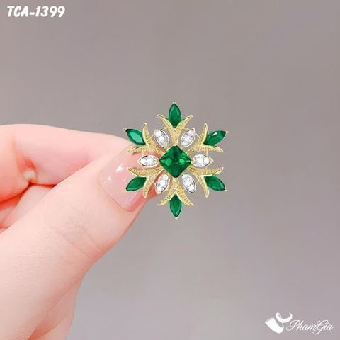 Người Mẫu Cầm Ghim Cài Áo Bông Tuyết Nhỏ Đính Đá Ngọc Lục Bảo Sang Trọng