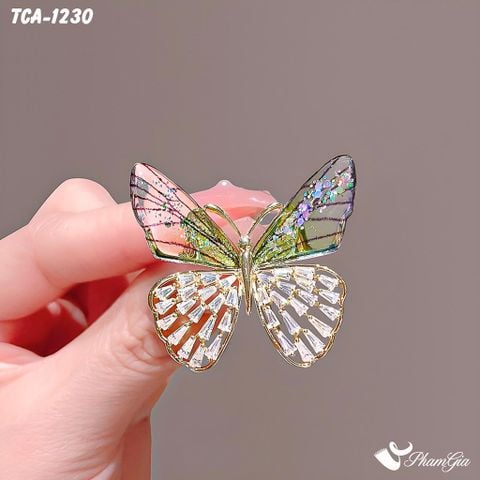 Người Mẫu Cầm Ghim Cài Áo Thiên Thần Đính Đá Sang Trọng