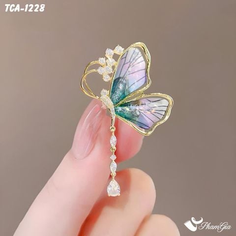 Người Mẫu Cầm Ghim Cài Áo Cánh Bướm Đính Đá Thanh Lịch
