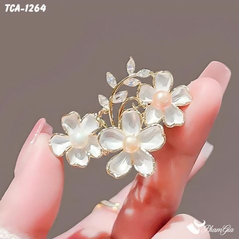 Người Mẫu Cầm Ghim Cài Áo Cành Hoa Mai Trắng Tráng Men Thời Trang