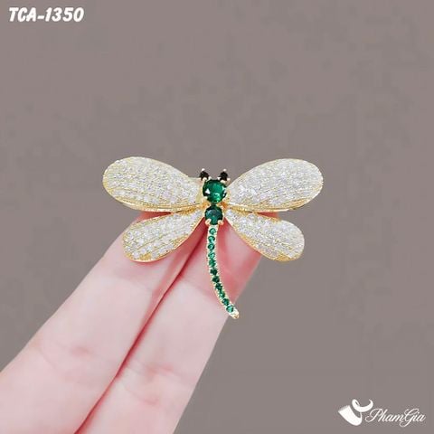 Người Mẫu Cầm Ghim Cài Áo Chuồn Chuồn Đính Đá Xanh Thanh Lịch