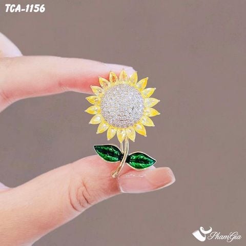 Người Mẫu Cầm Ghim Cài Áo Hoa Hướng Dương Đính Đá Pha Lê Dễ Thương