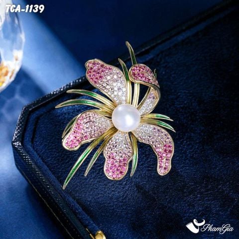Góc Nghiêng Ghim Cài Áo Hoa Lily Đính Ngọc Trai Sang Trọng
