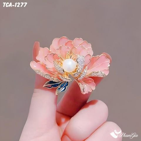 Người Mẫu Cầm Ghim Cài Áo Hoa Mẫu Đơn Hồng Đính Ngọc Trai Sang Trọng