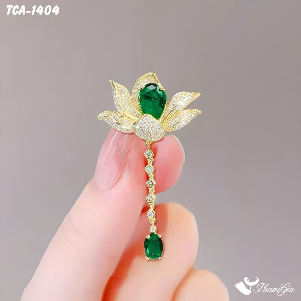 Người Mẫu Cầm Ghim Cài Áo Hoa Sen Tua Rua Đính Đá Ngọc Lục Bảo Sang Trọng