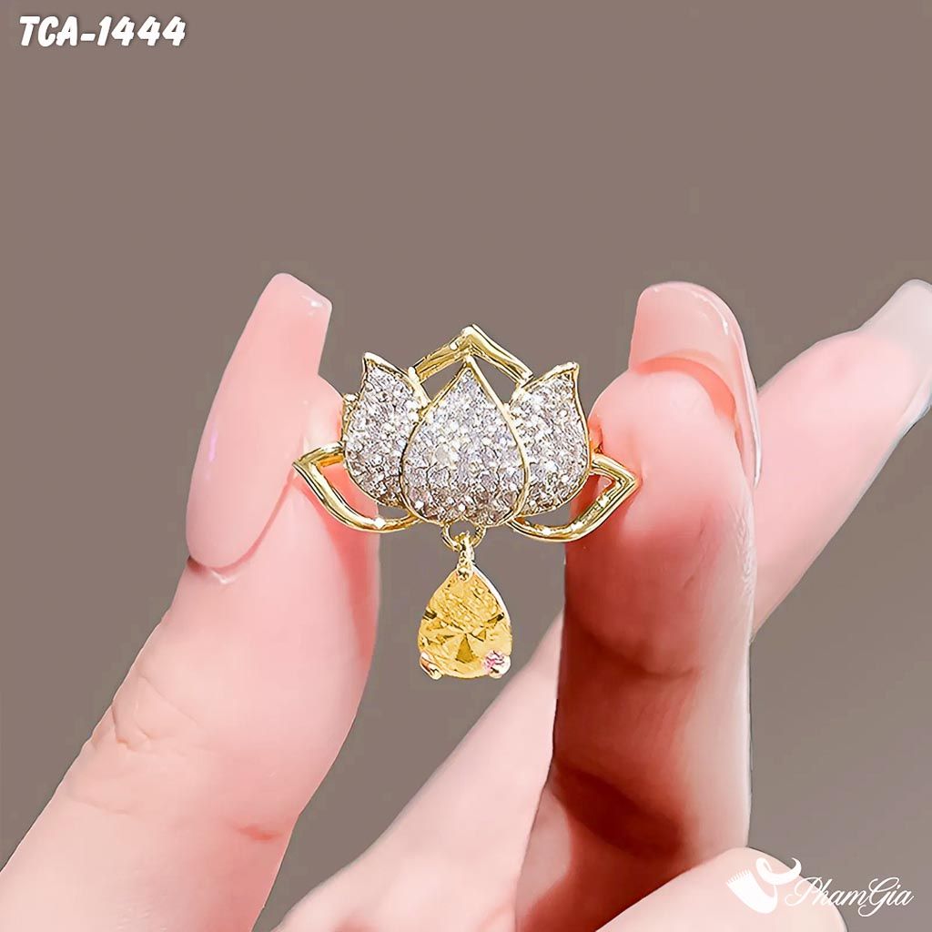 Người Mẫu Cầm Ghim Cài Áo Hoa Sen Vàng Đính Đá Thanh Lịch