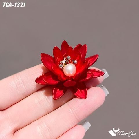 Người Mẫu Cầm Ghim Cài Áo Hoa Súng Tráng Men Đỏ Đính Ngọc Thanh Lịch