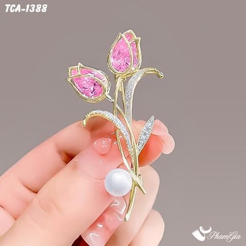 Người Mẫu Cầm Ghim Cài Áo Hoa Tulip Đính Đá Hồng Ngọc Sang Trọng