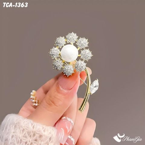 Người Mẫu Cầm Ghim Cài Áo Hoa Tuyết Đính Đá Thanh Lịch