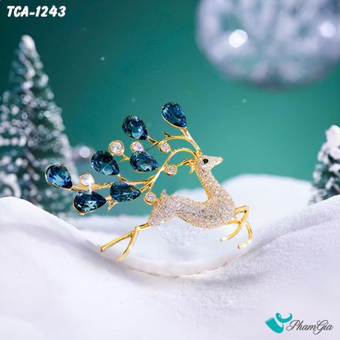 Người Mẫu Cầm Ghim Cài Áo Hươu Vàng Đính Đá Sang Trọng