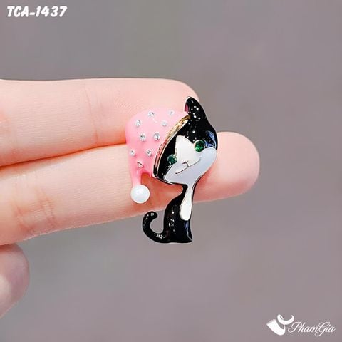 Người Mẫu Cầm Ghim Cài Áo Mèo Con Đội Mũ Hồng Dễ Thương