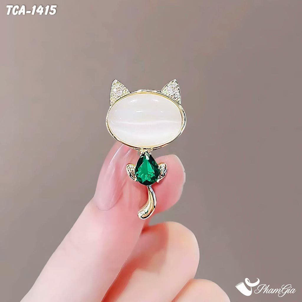 Người Mẫu Cầm Ghim Cài Áo Mèo Con Đính Đá Dễ Thương