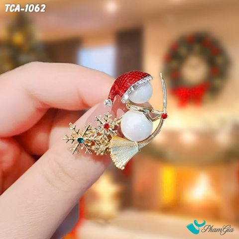 Người Mẫu Cầm Ghim Cài Áo Người Tuyết Đính Ngọc Trai Dễ Thương