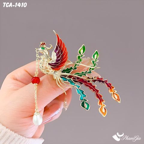 Người Mẫu Cầm Ghim Cài Áo Phượng Hoàng Ngậm Ngọc Sắc Màu Hiện Đại