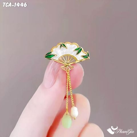 Người Mẫu Cầm Ghim Cài Áo Quạt Lá Trúc Cẩn Xà Cừ Trang Nhã