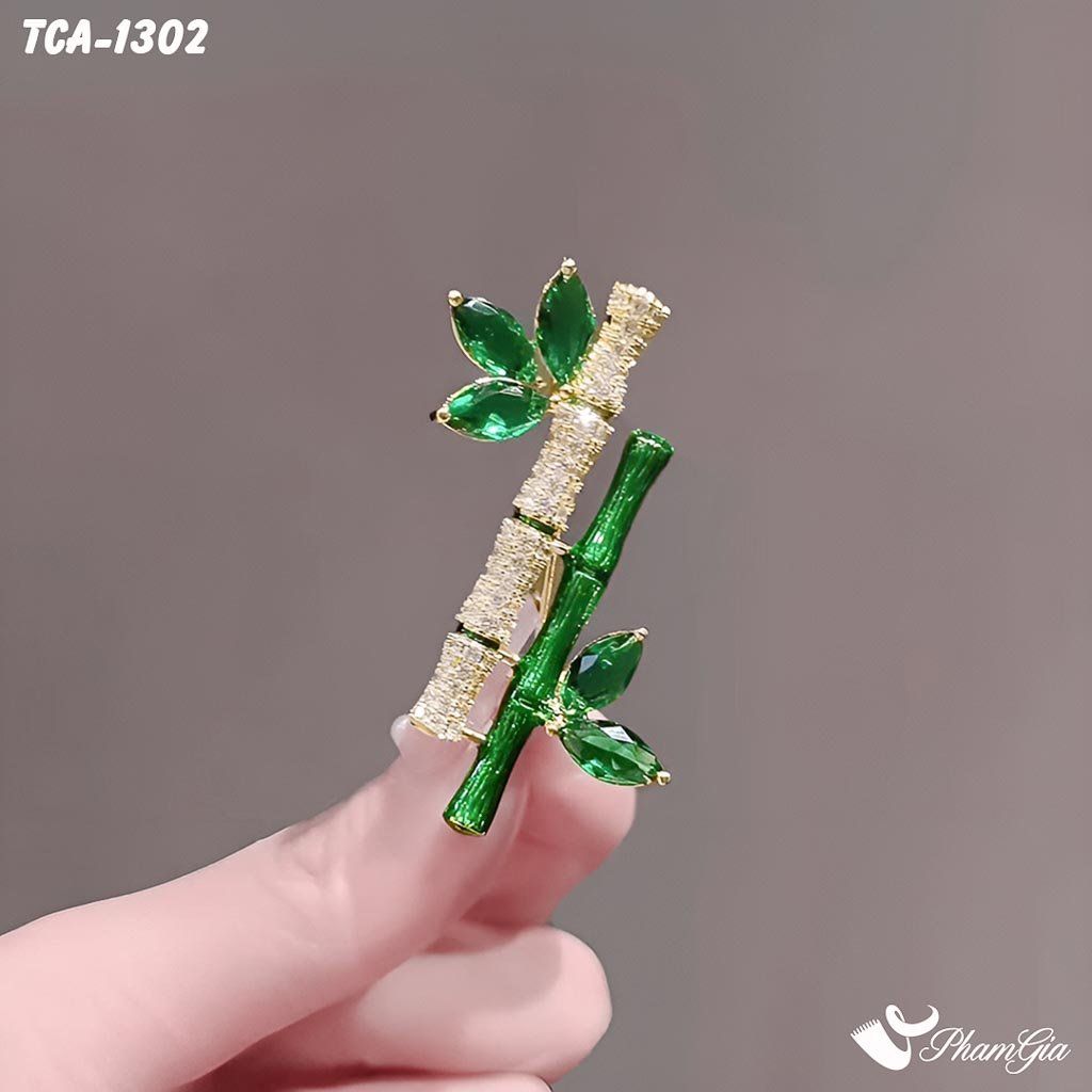 Người Mẫu Cầm Ghim Cài Áo Song Tre Đính Đá Pha Lê Sang Trọng