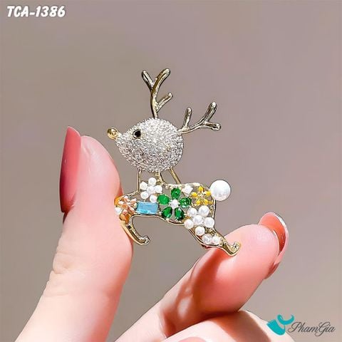 Người Mẫu Cầm Ghim Cài Áo Tuần Lộc Vàng Đính Đá Thời Trang