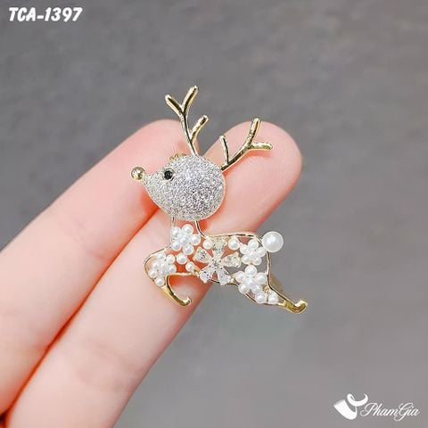 Người Mẫu Cầm Ghim Cài Áo Tuần Lộc Vàng Đính Đá Thời Trang