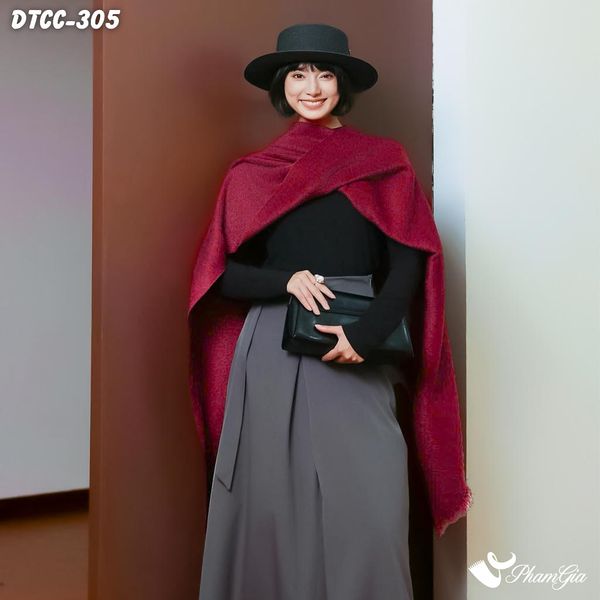 Khăn Choàng Dạ Cashmere Đơn Sắc Phối Lông Vạt Xéo Cao Cấp Màu Đỏ Đô (DTCC305)