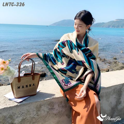 Người Mẫu Choàng Khăn Choàng Linen Boho Họa Tiết Dây Đai Xanh Phối Nền Beige Cá Tính