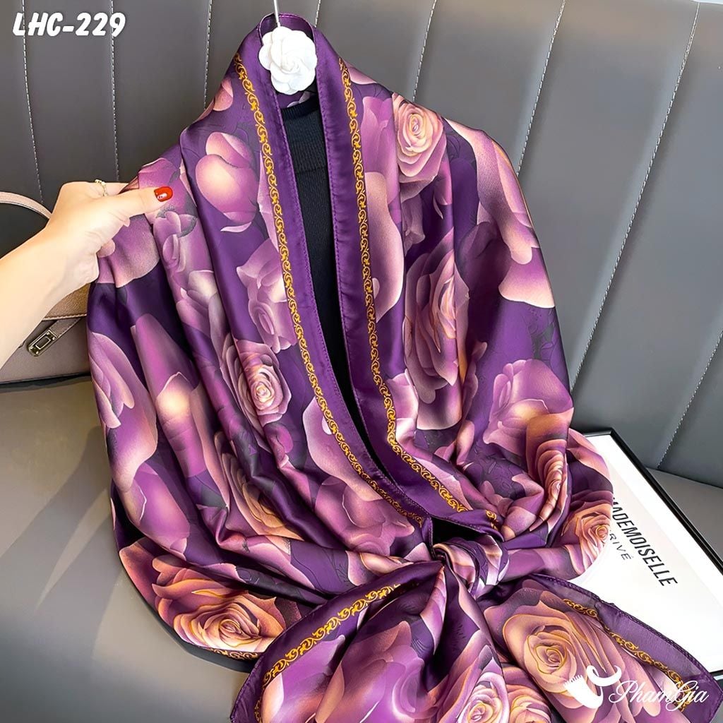 Góc Nghiêng Khăn Choàng Lụa Hàng Châu Màu Tím Than Họa Tiết Hoa Hồng Sang Trọng