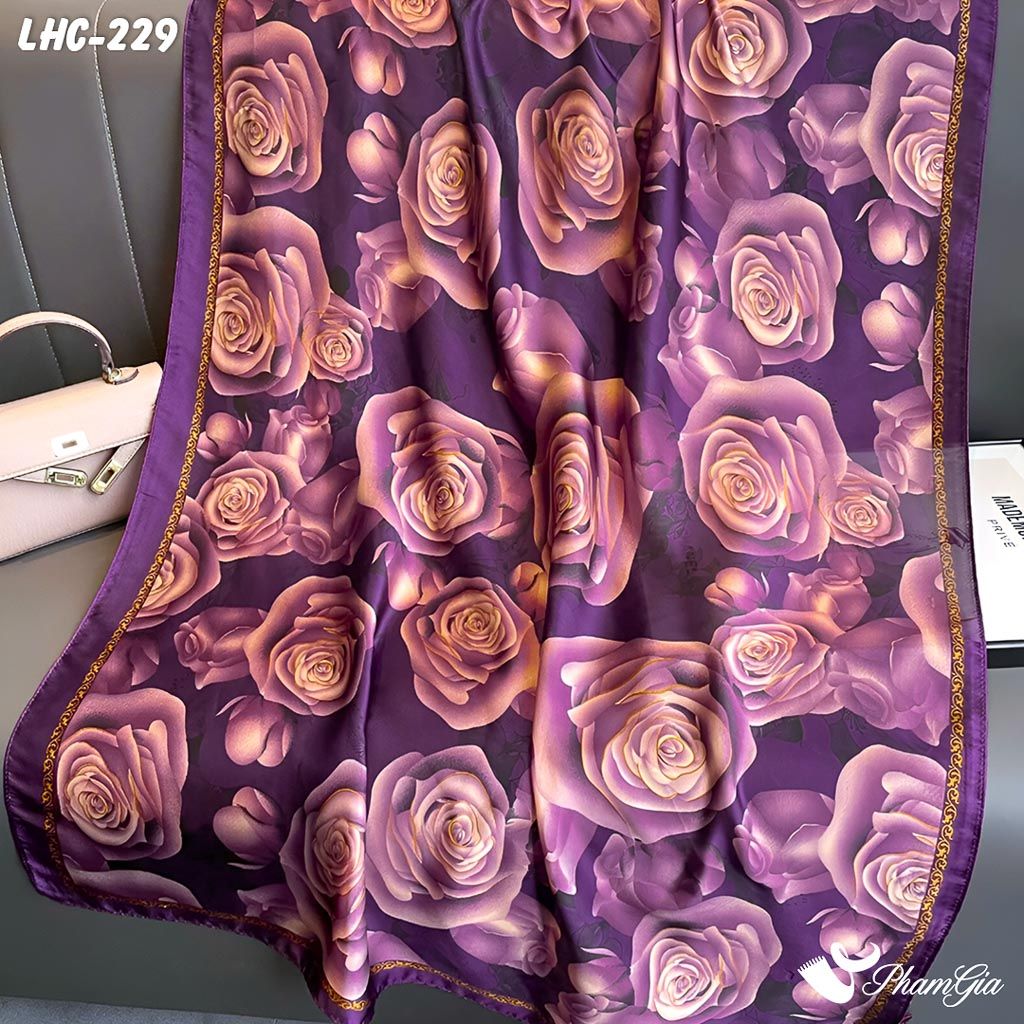 Cận Cảnh Khăn Choàng Lụa Hàng Châu Màu Tím Than Họa Tiết Hoa Hồng Sang Trọng