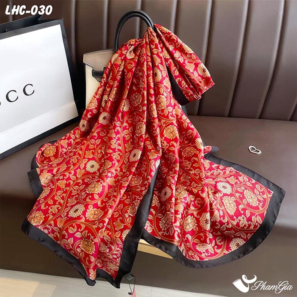Nghiêng Trái Khăn Choàng Lụa Màu Đỏ Họa Tiết Hoa Văn Cổ Điển Viền Đen Sang Trọng