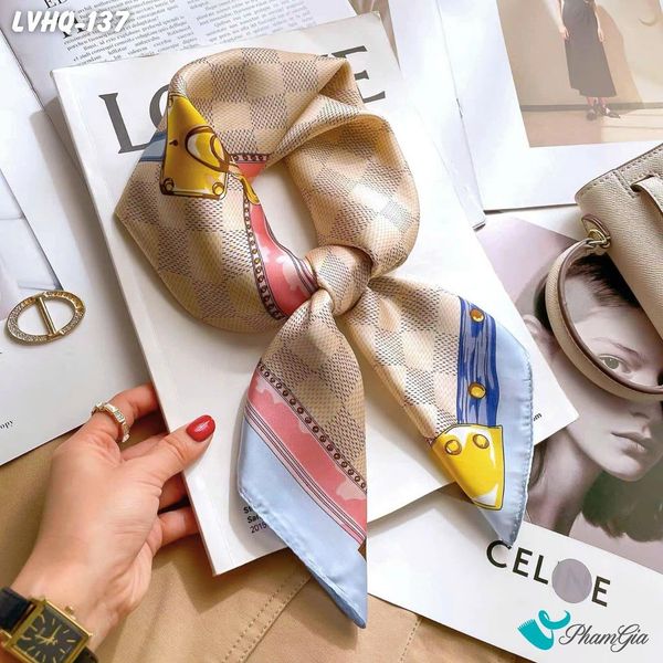 Khăn Lụa Vuông 70*70Cm Phong Cách Hàn Quốc Họa Tiết Caro Retro Viền Xanh (LVHQ137)