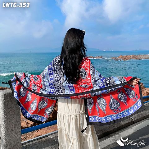 Góc Sau Model Khăn Choàng Linen Boho Họa Tiết Thổ Cẩm Paisley Phối Màu Đỏ Xanh Nổi Bật