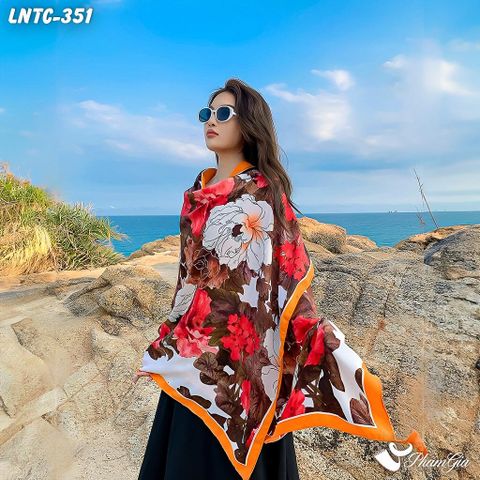 Người Mẫu Choàng Khăn Choàng Linen Boho Họa Tiết Hoa Mẫu Đơn Phối Màu Trắng Đỏ Viền Cam Quyến Rũ