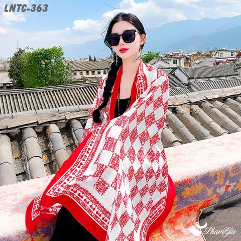 Người Mẫu Choàng Khăn Choàng Linen Boho Họa Tiết Caro Thổ Cẩm Màu Đỏ Nổi Bật