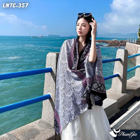 Người Mẫu Choàng Khăn Choàng Linen Boho Họa Tiết Thổ Cẩm Màu Tím Than Cá Tính