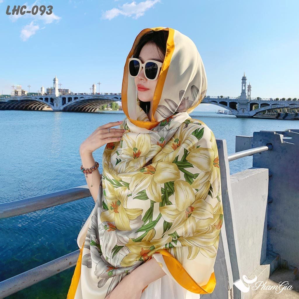 Góc Nghiêng Khăn Choàng Lụa Hàng Châu Họa Tiết Hoa Lily Màu Vàng Trang Nhã