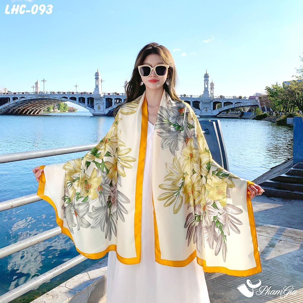 Góc Chính Khăn Choàng Lụa Hàng Châu Họa Tiết Hoa Lily Màu Vàng Trang Nhã