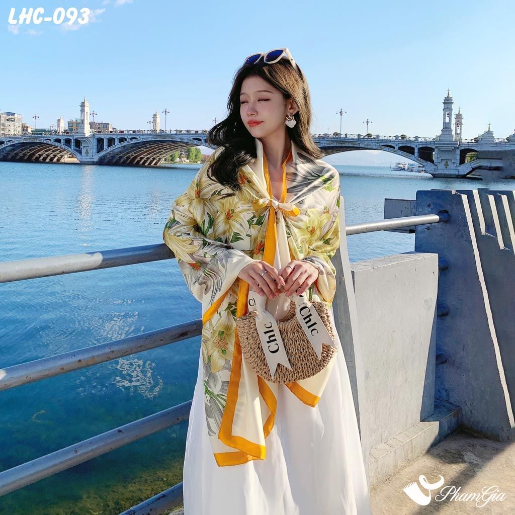 Người Mẫu Khăn Choàng Lụa Hàng Châu Họa Tiết Hoa Lily Màu Vàng Trang Nhã