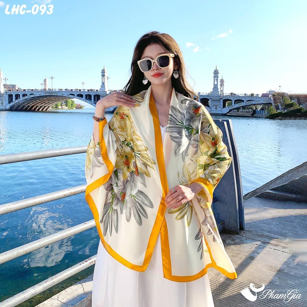 Góc Chính Diện Khăn Choàng Lụa Hàng Châu Họa Tiết Hoa Lily Màu Vàng Trang Nhã